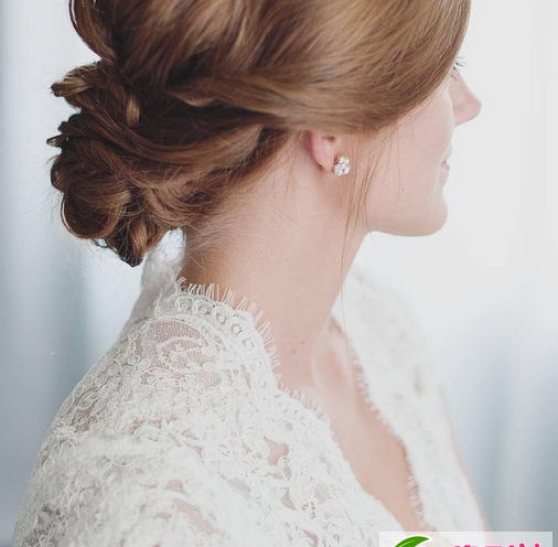 点击大图看下一张：新娘婚礼发型 西式时尚新娘妆发图片