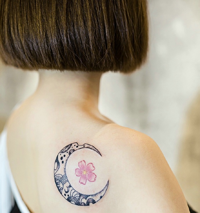 点击大图看下一张：短发女生后背好看的月亮与花瓣纹身刺青