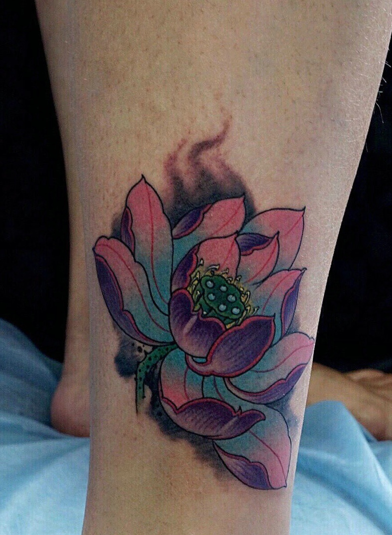 点击大图看下一张：落在小腿部的色彩鲜艳的莲花纹身图案