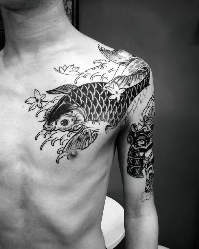 点击大图看下一张：80后胸前清晰的半甲鲤鱼纹身图案