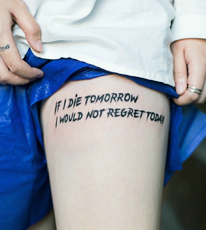 点击大图看下一张：大腿个性简单的英文单词纹身刺青