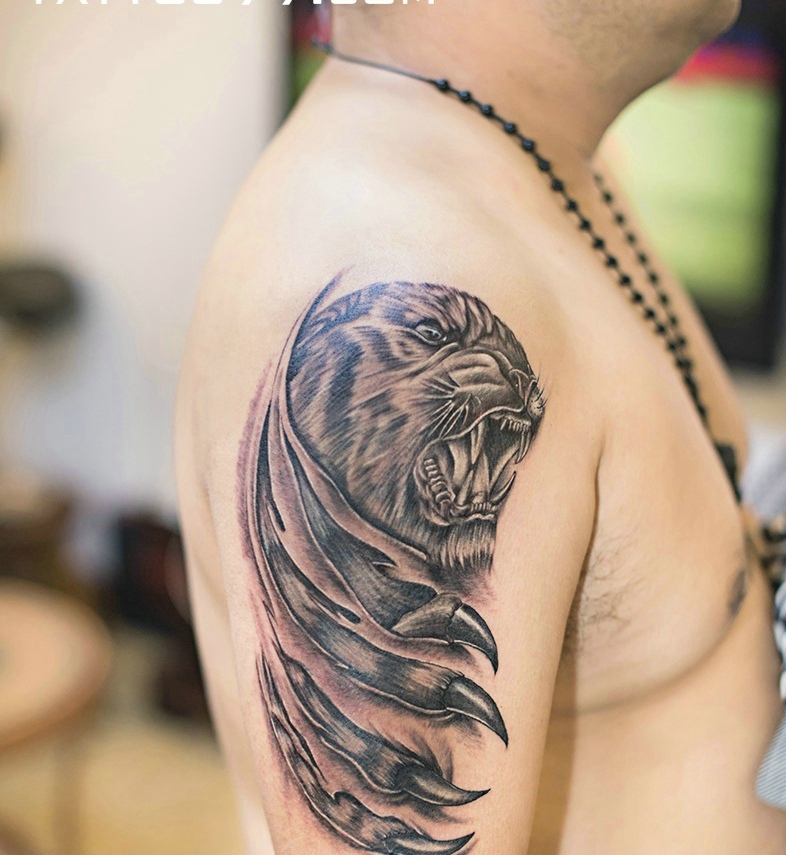 点击大图看下一张：大臂凶恶的黑白动物纹身图案