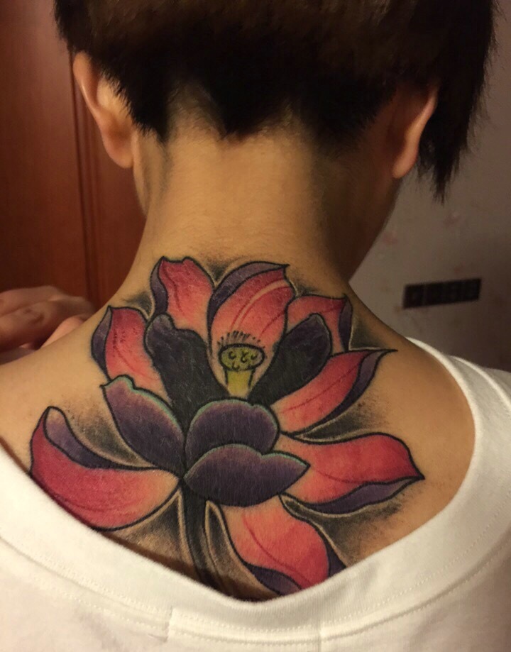 点击大图看下一张:脖子后面相当抢眼的莲花纹身图案