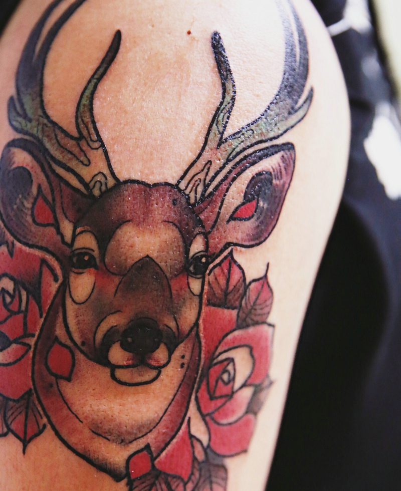点击大图看下一张：大臂颜色鲜艳的玫瑰小鹿纹身图案