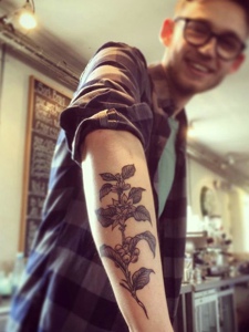 眼睛男士手臂一串黑白花朵纹身图案