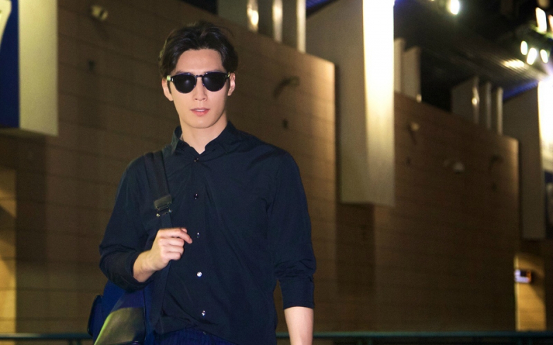 点击大图看下一张：健硕型男窦骁机场街拍图