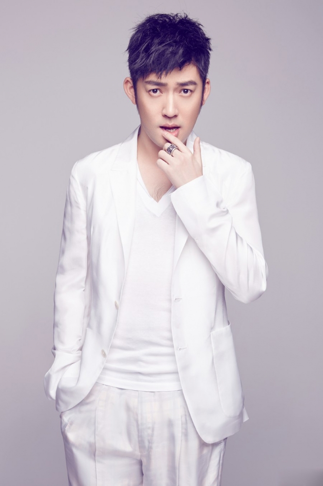 点击大图看下一张:张博清朗俊逸似白马王子