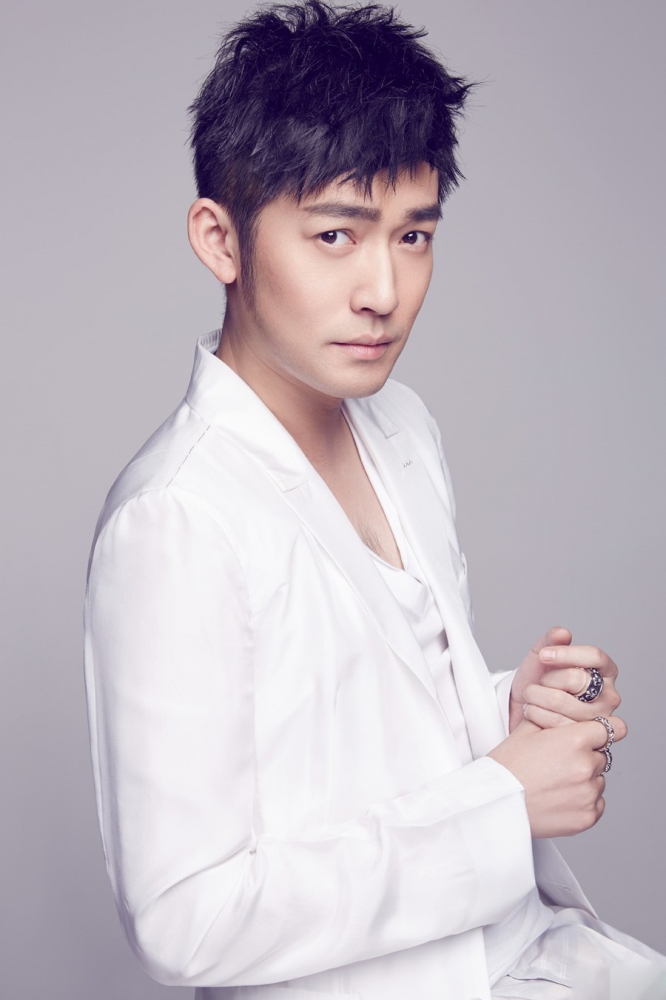 点击大图看下一张：张博清朗俊逸似白马王子