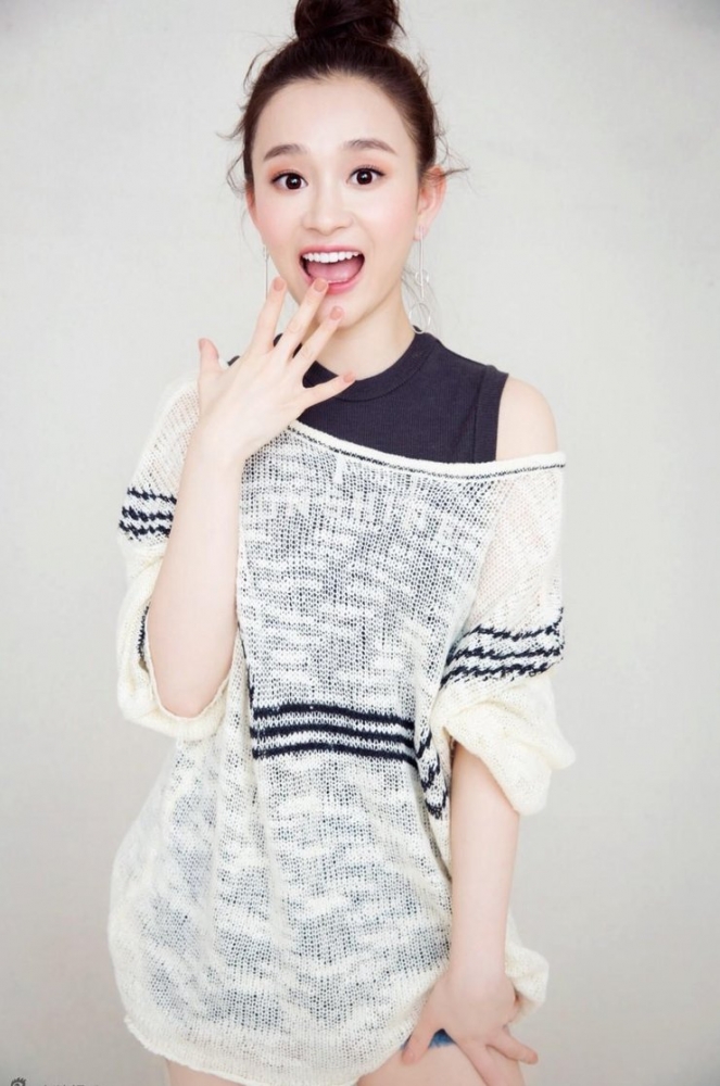 点击大图看下一张:陈昱霖最新俏皮写真 小露香肩搞怪卖萌