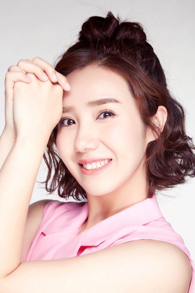 点击大图看下一张:马丁甜美写真曝光 扎粉嫩半丸子头