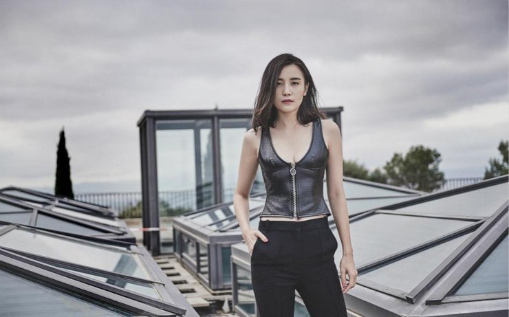 点击大图看下一张：宋佳海外拍大片 紧身皮衣热辣身材秀长腿