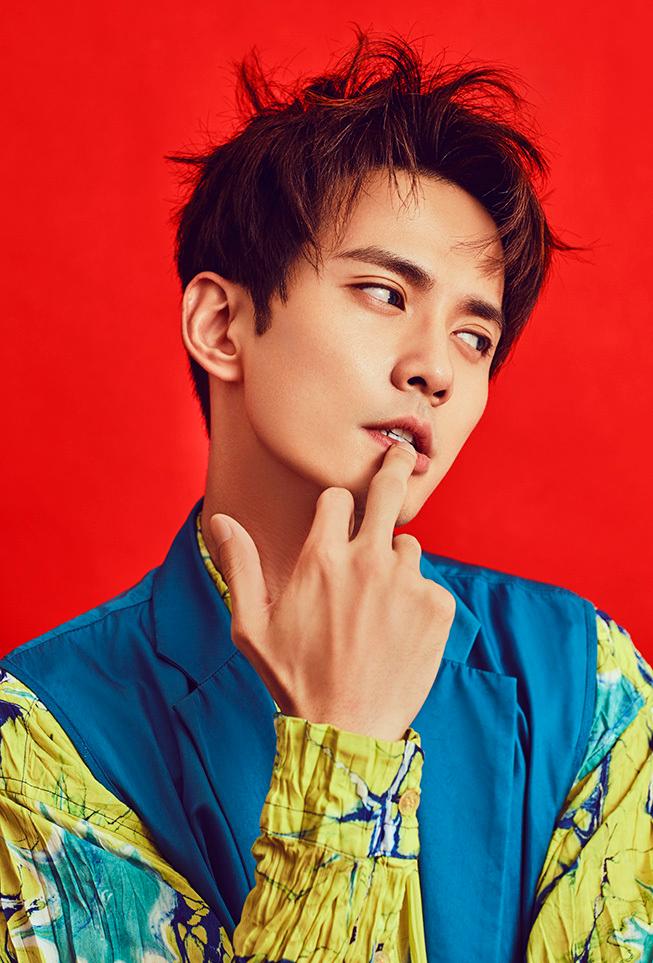 点击大图看下一张：徐正曦最新时尚大片 色彩撞击玩转痞帅范