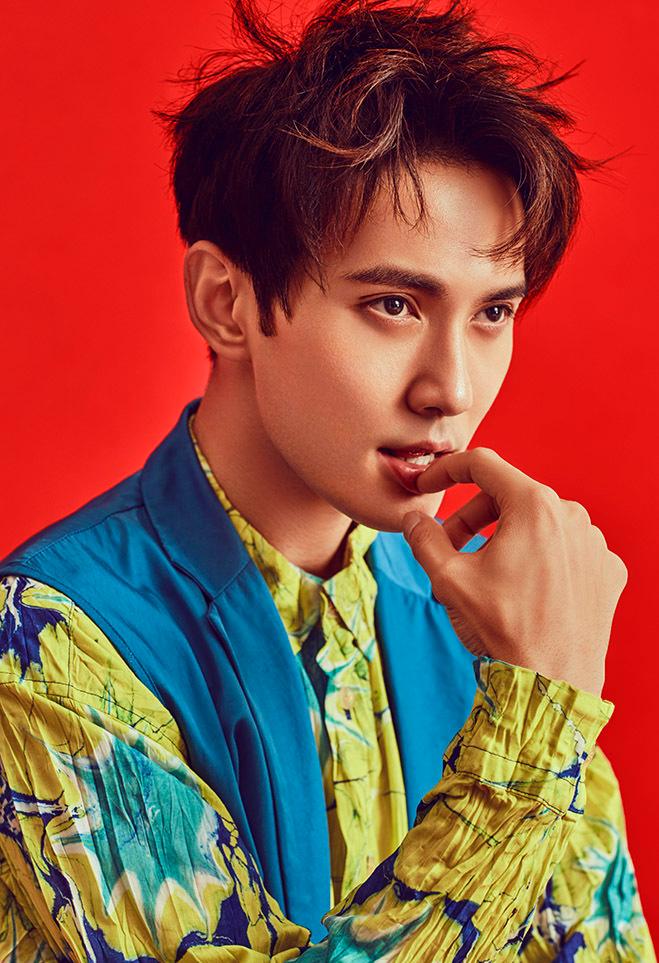 点击大图看下一张：徐正曦最新时尚大片 色彩撞击玩转痞帅范