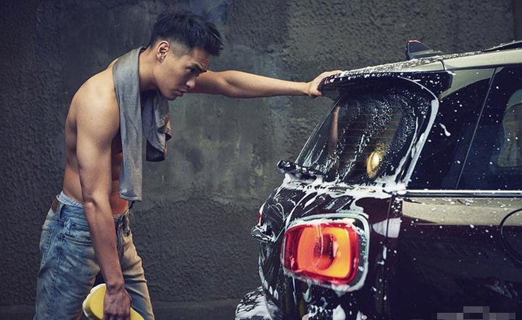 点击大图看下一张:杨佑宁性感大片首发 赤裸上身狂秀肌肉