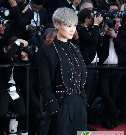 点击大图看下一张:李宇春染发发型 灰色系演绎二次元少年