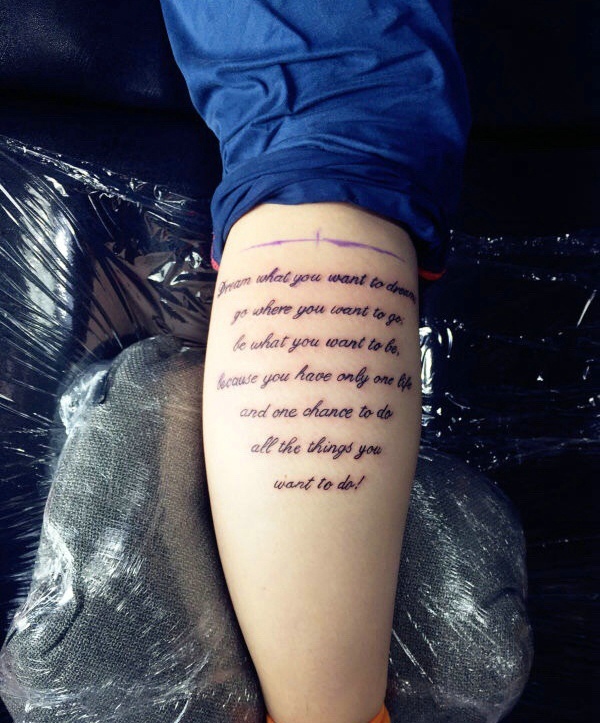 点击大图看下一张：腿部密密麻麻的个性英文纹身图案