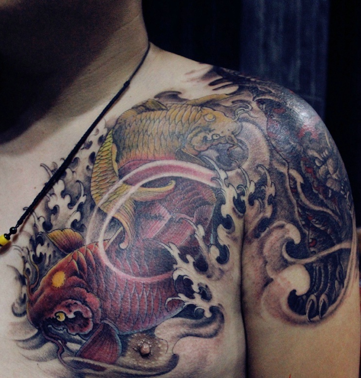 点击大图看下一张：传统经典的半甲鲤鱼纹身图案