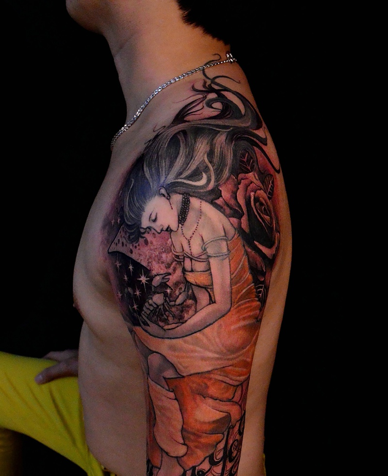 点击大图看下一张：个性精致的花臂天蝎女孩纹身图案