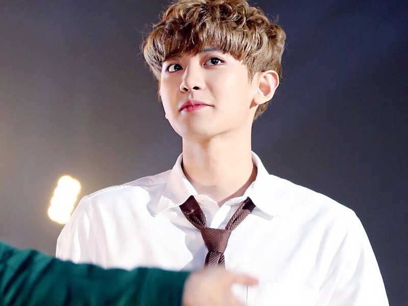 点击大图看下一张:朴灿烈图片最帅照片穿白衬衫帅气有型