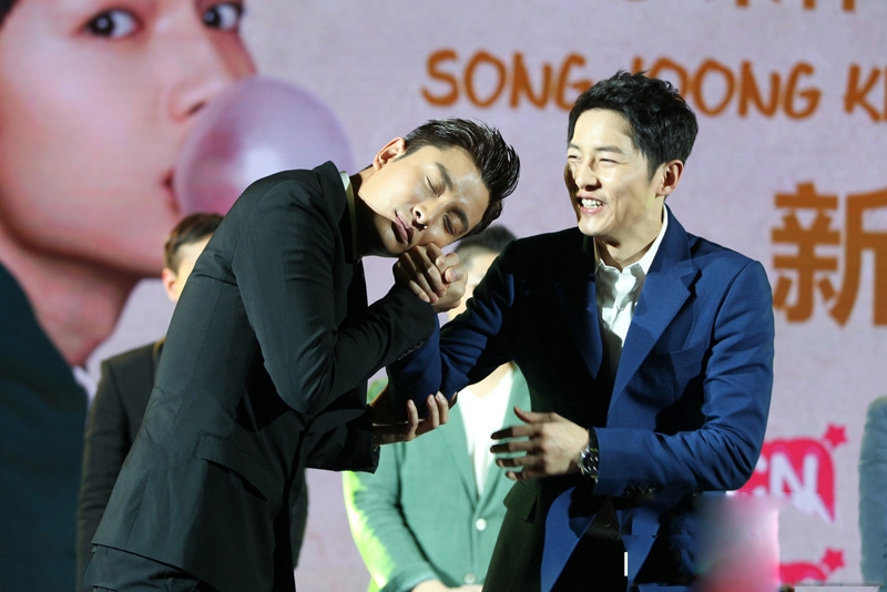 点击大图看下一张：宋仲基穿西装亮相粉丝见面会