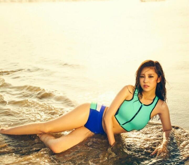 点击大图看下一张:韩全孝盛双峰傲人凹凸有致 紧身衣裹大胸