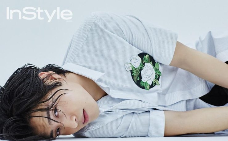 点击大图看下一张：韩星姜河那慵懒写真 湿发随性没睡醒