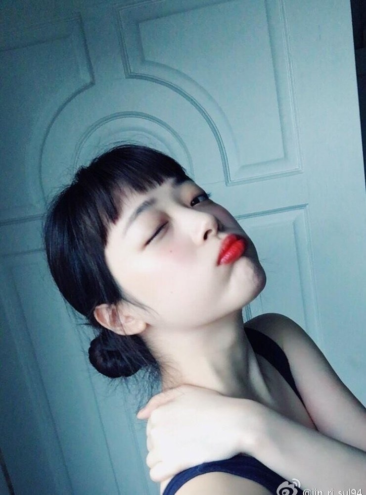 点击大图看下一张：雪莉大晒性感泳装照 口咬草莓酥胸半露