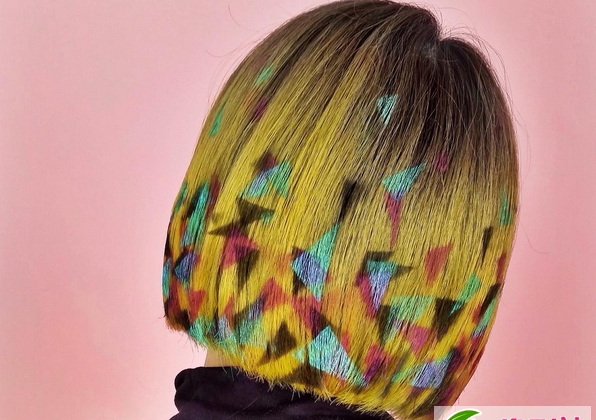 点击大图看下一张：艺术感刺青染发 原宿非主流最新流行发色