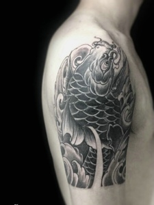 大臂黑白鲤鱼纹身图案十分有活力