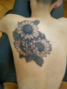 男生后背一小部分的黑白菊花纹身图案