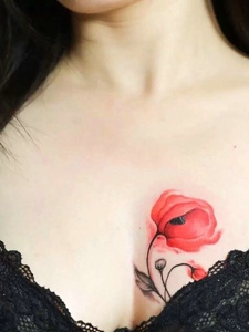 美丽女神胸口一只花朵纹身刺青