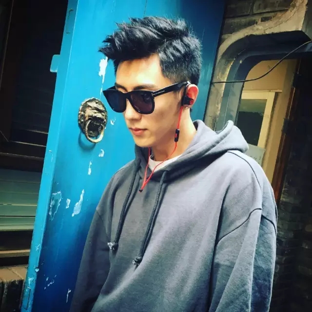 点击大图看下一张:黄景瑜独家私房照性感来袭