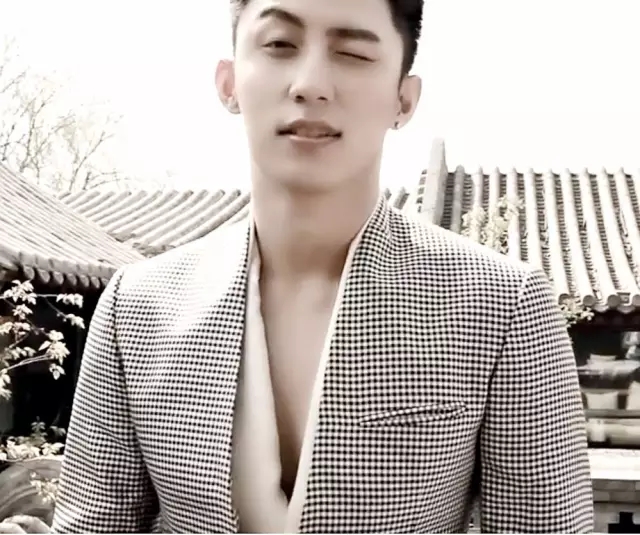 点击大图看下一张:黄景瑜独家私房照性感来袭