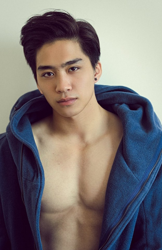 点击大图看下一张:男模帅哥自拍生活照