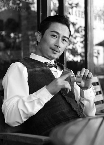 点击大图看下一张：赵滨黑白写真曝光 展型男本色气场