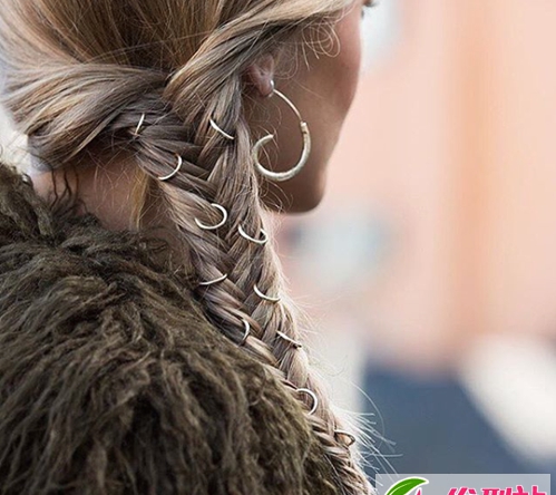 点击大图看下一张：给辫子戴上耳环 Ins上最火的夏日波西米亚编发