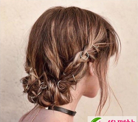 点击大图看下一张：给辫子戴上耳环 Ins上最火的夏日波西米亚编发