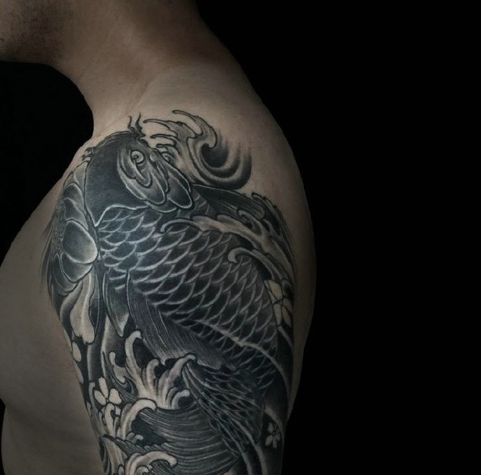 点击大图看下一张：具有活力的大臂黑白鲤鱼纹身图案