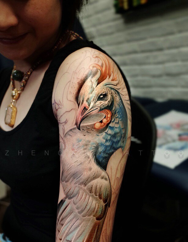点击大图看下一张：精致又好看的花臂孔雀纹身刺青
