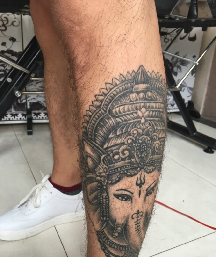 点击大图看下一张：经典的腿部黑白大象神纹身图案