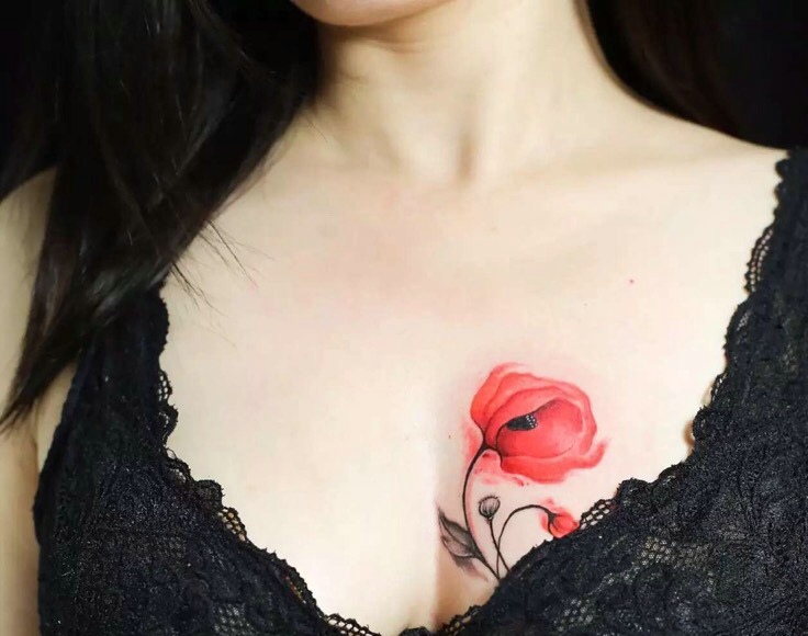 点击大图看下一张：美丽女神胸口一只花朵纹身刺青