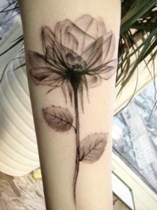 一组水墨风格的唯美花朵纹身图案