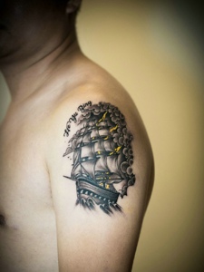 手臂精致细腻的小帆船纹身图案