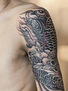大臂黑白鲤鱼纹身图案个性洒脱