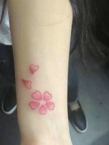 小清新唯美的手腕花瓣纹身刺青