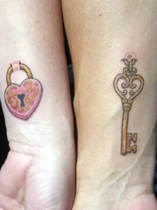 手臂爱心锁情侣纹身刺青永远在一起