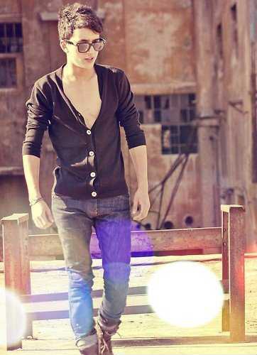 点击大图看下一张：欧美型男街拍图片 衣衫不整其实很性感