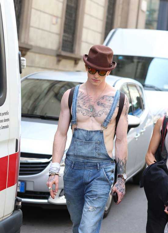 点击大图看下一张：欧美型男街拍图片 衣衫不整其实很性感