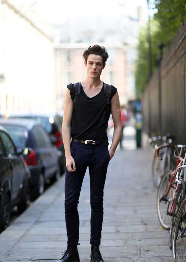 点击大图看下一张：欧美型男街拍图片 衣衫不整其实很性感