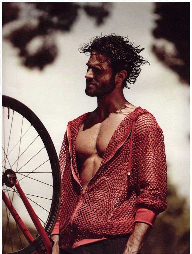 点击大图看下一张:欧美型男街拍图片 衣衫不整其实很性感